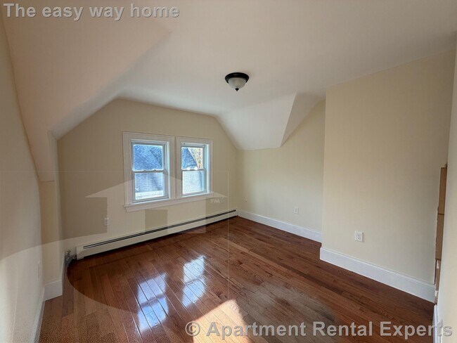 Building Photo - 102 Sycamore St