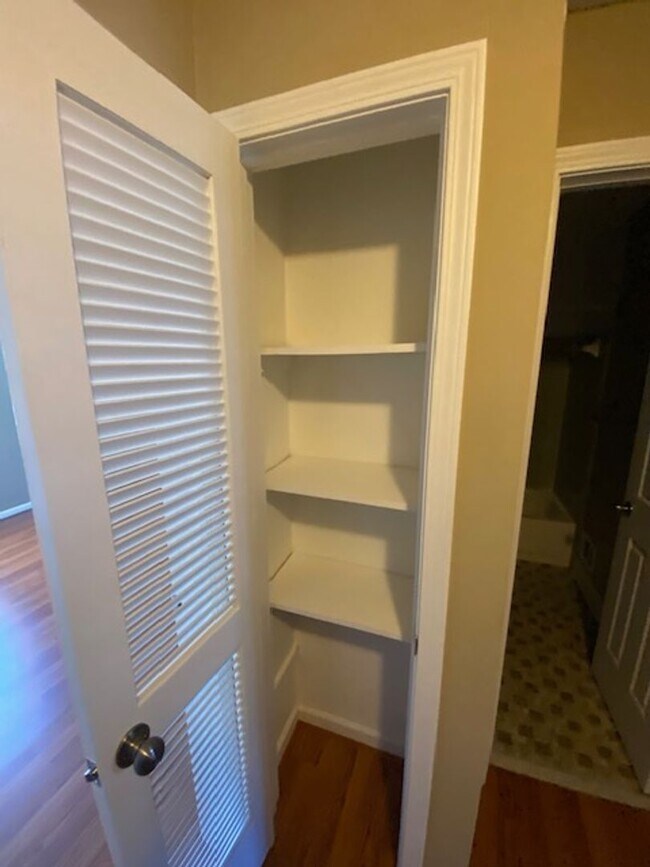 Building Photo - 2 bedroom 1.5 bath  The Cloister Condominium