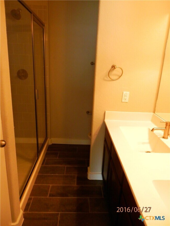 Building Photo - 514 Creekside Frst