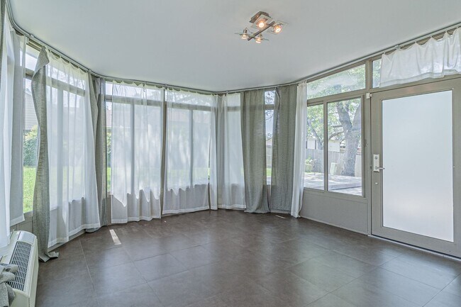 Building Photo - Modern Design 3 Bedroom 2 Bath, 2 car Gara...