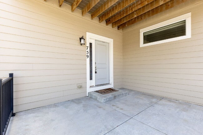 Building Photo - 6bd/4.5 bath home in Southwest Longmont!