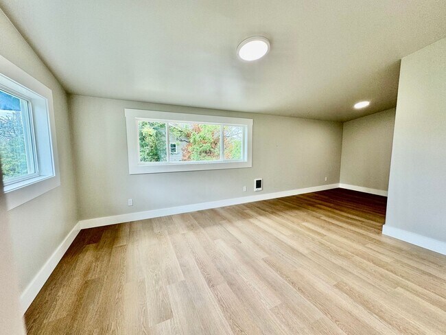 Building Photo - Seward Park fully renovated 4 bedroom, 3 b...
