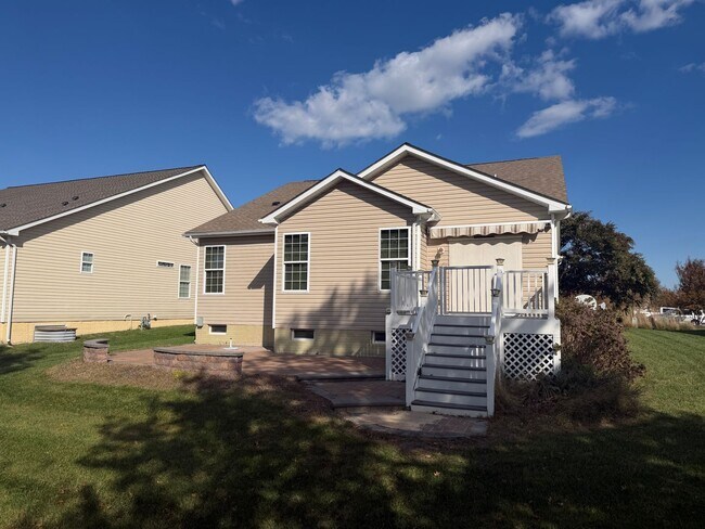 Building Photo - Lovely home in Nassau Grove with finished basement!