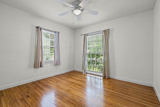 Building Photo - CHARMING MIDTOWN COTTAGE with Updated Kitchen