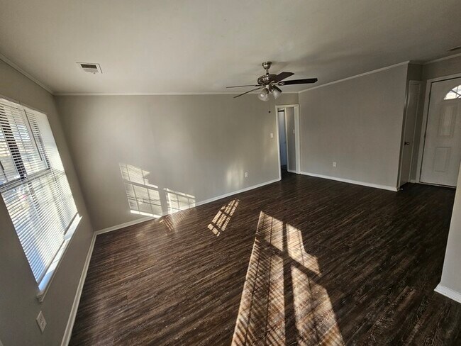 Building Photo - 10811 Chateau Dr