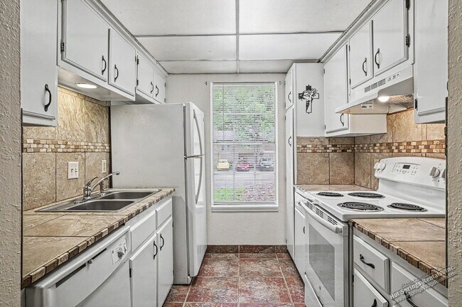 Building Photo - 119 Emperado Way