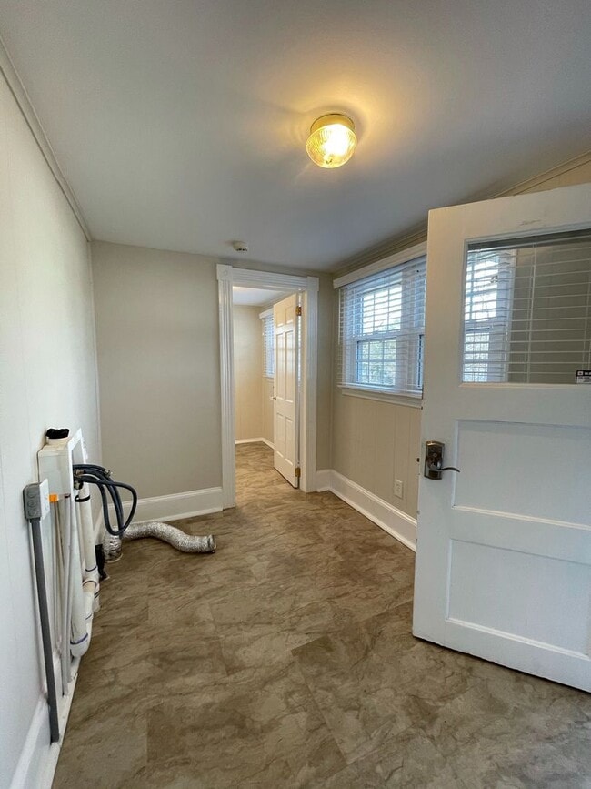 Building Photo - Huge Vintage Home in South Hill