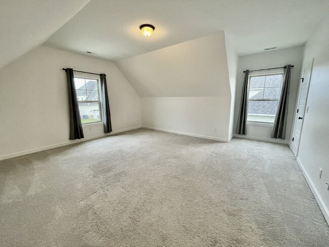 Building Photo - 5 bed, 3 bath Nest in Surrey Meadows