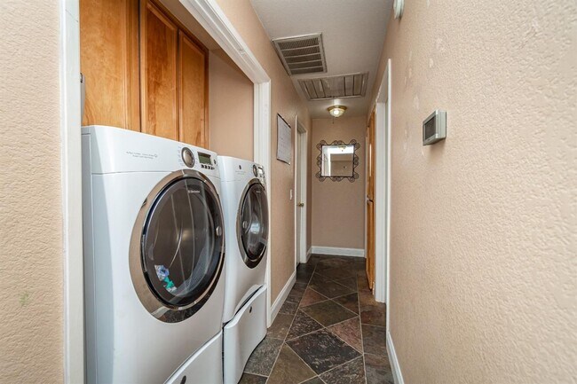 Building Photo - Remodeled 3 Bedroom Home for Rent in Rocklin