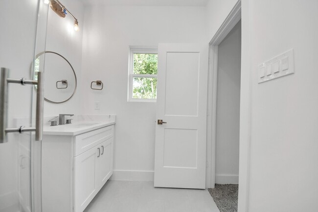 Building Photo - 611 E 39th St