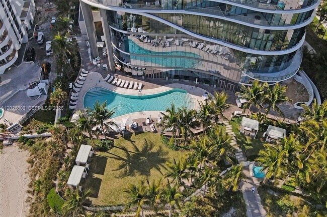 Building Photo - 15701 Collins Ave