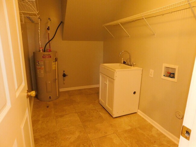 Building Photo - great 3 bed 2.5 bath master down