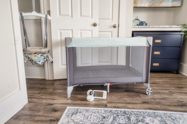 Building Photo - 105 W 7th St