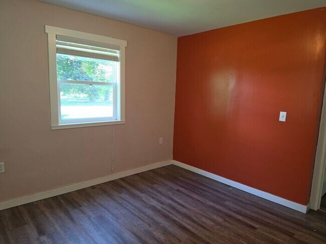 Building Photo - 3 bedroom home Eau Claire