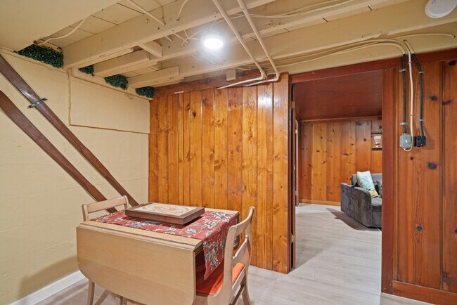Building Photo - 810 W Lewis St