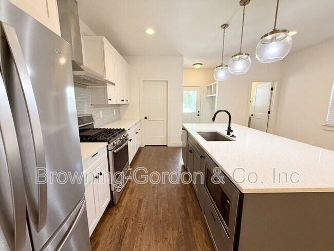 Building Photo - 2160B Whitney Ave
