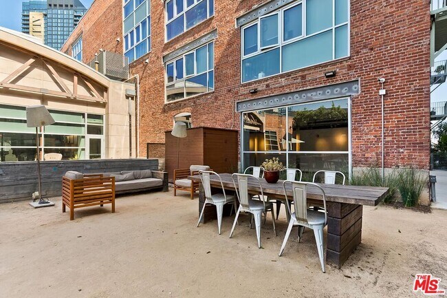 Building Photo - 530 S Hewitt St