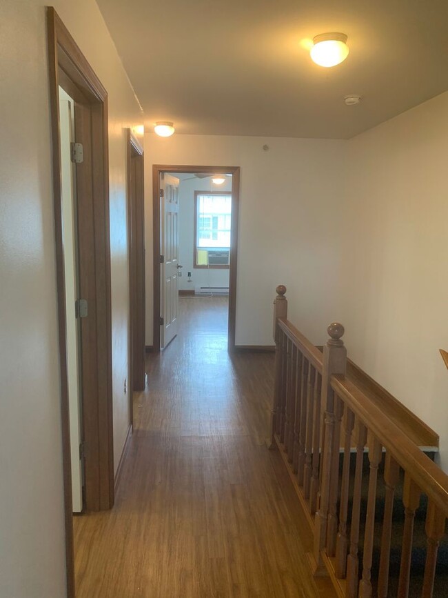 Building Photo - Spacious 2 Bedroom Townhouse