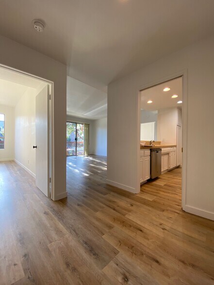 Overview - 104 S Hayworth Ave