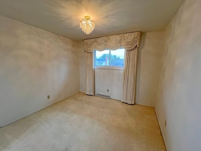 Building Photo - 4 Bedroom, 2 Bathroom Brick Ranch Home For Lease in Peoria, IL