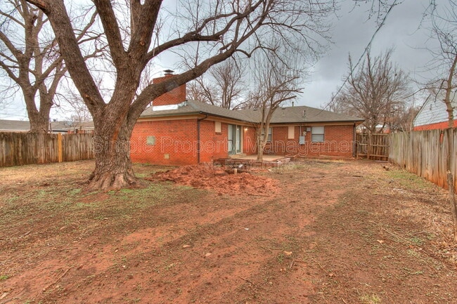 Building Photo - 409 E Hill Dr