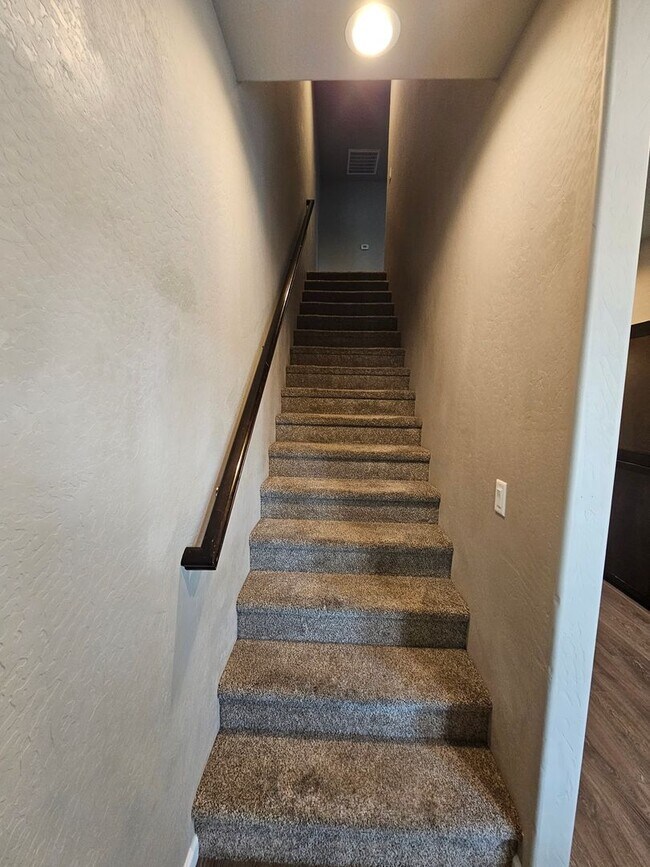 Building Photo - Beautiful Townhome in East Medford