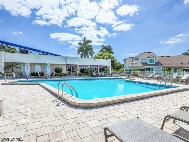 Building Photo - 555 Park Shore Dr