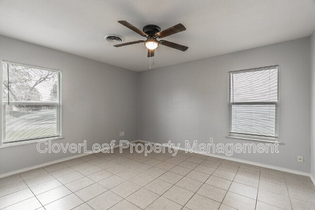 Building Photo - 1002 Sumner Dr