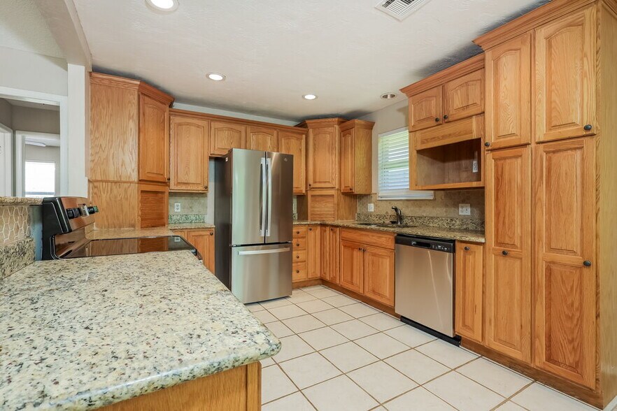 Building Photo - 10117 S Land Ave