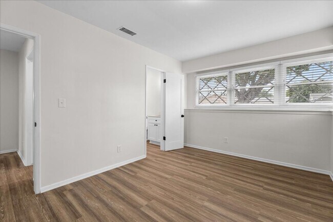 Building Photo - Updated Winnetka 3-Bedroom with Backyard and Detached Garage