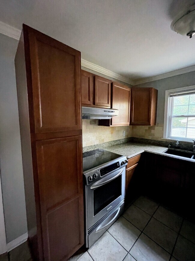 Building Photo - 2804 Broadview Dr NW