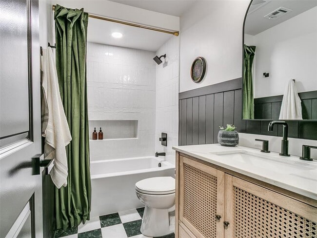 Building Photo - 700 Greenwood Dr