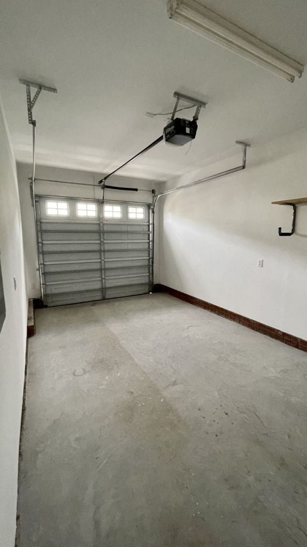Building Photo - Updated Townhome with Garage & Screened in...