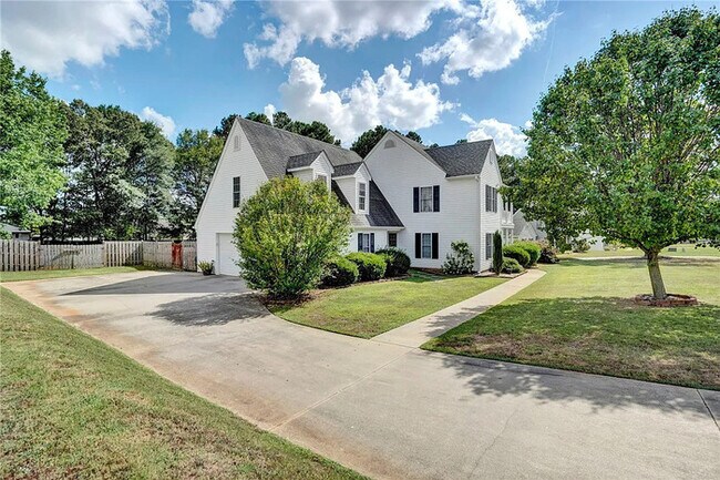 Building Photo - 4 Bedroom 2.5 Bathrooms