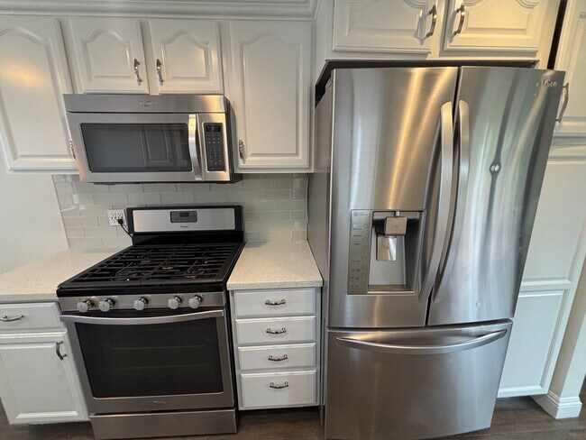 Building Photo - 3 Bedroom Condo now available in City of Orange
