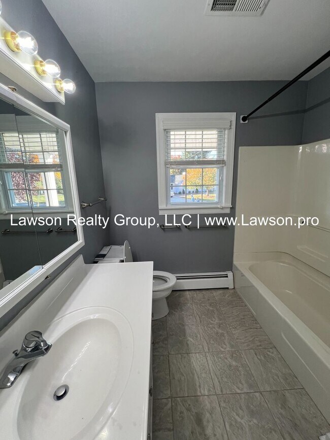 Building Photo - Very Nice & Spacious Home in Hidden Valley Neighborhood - Pet Friendly!