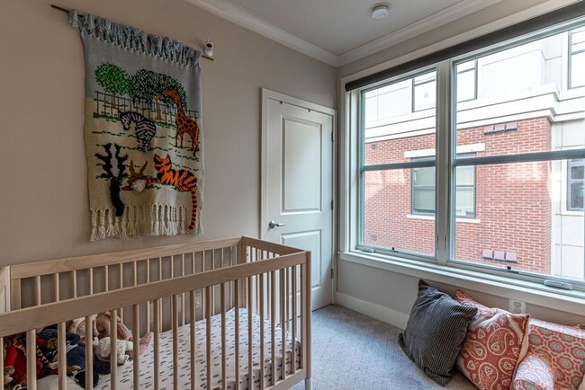 Building Photo - 2 Bed, 2 Bath Condo Bathed in Natural Light