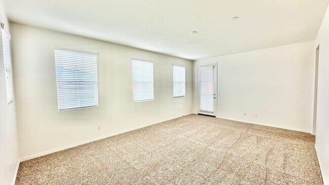 Building Photo - Beautiful, Stand Alone Condo in Resort-lik...