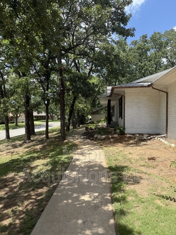 Building Photo - 3601 Oakwood Dr