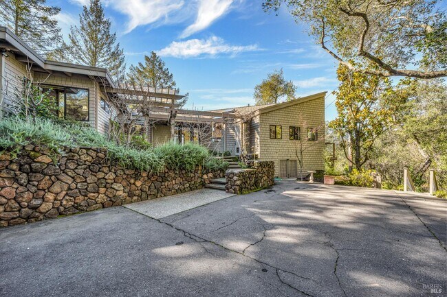 Building Photo - 522 Meadowood Ln