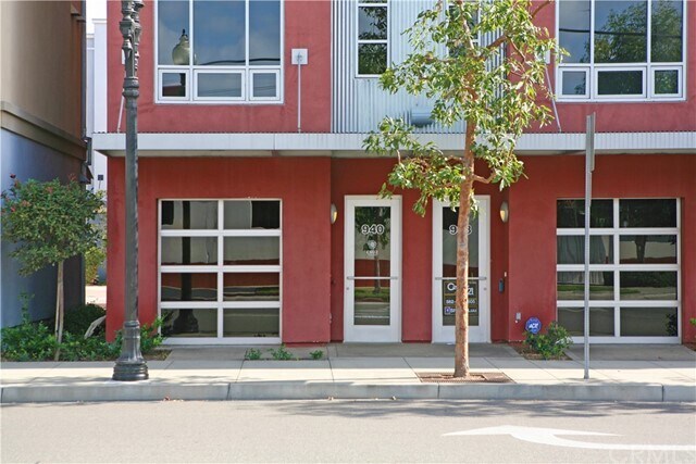 Primary Photo - 940 E Civic Center Dr