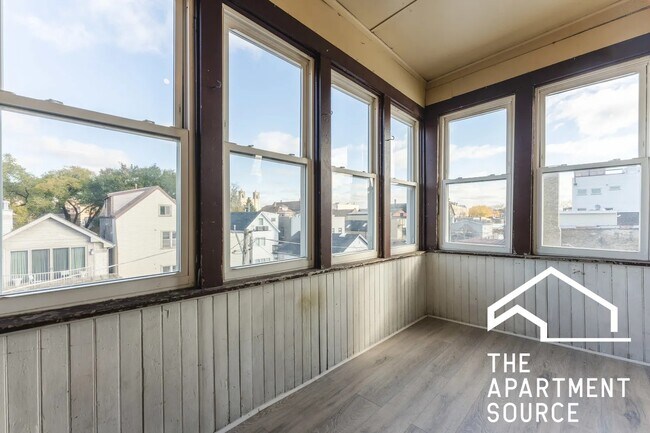 Building Photo - 2042 W Armitage Ave