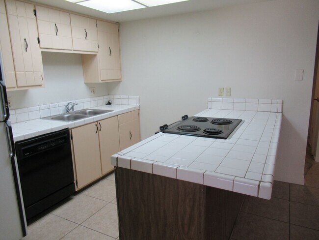 Building Photo - 2 BED 2 BATH DUPLEX FOR RENT