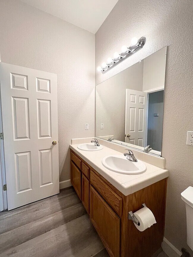 Building Photo - Stunning 4 bedroom 2 bathroom home in Linc...
