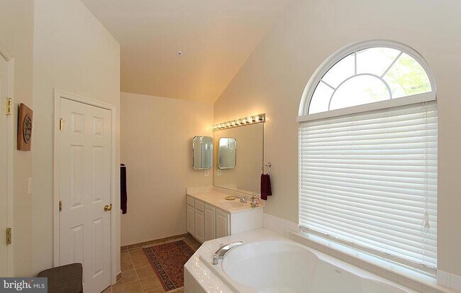 Building Photo - 537 Longhorn Crescent