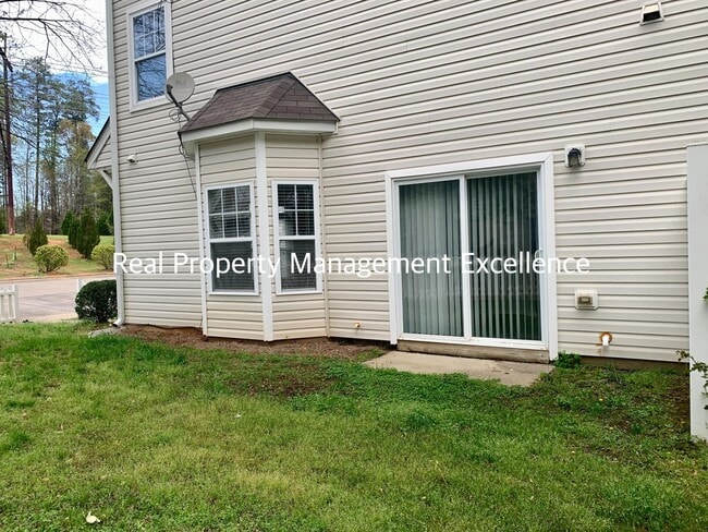 Building Photo - Raleigh Townhome Convenient to I440 & I540...