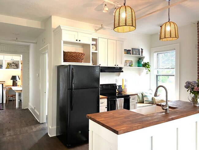 Building Photo - Renovated Historic One Bedroom Apartment D...