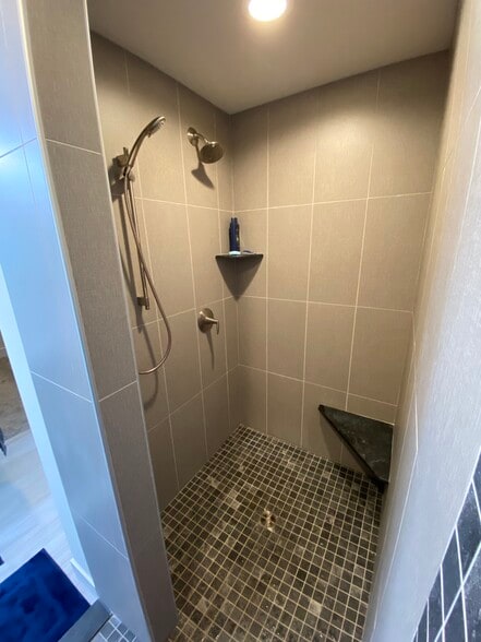 Walk in shower - 2913 Latigo Trce