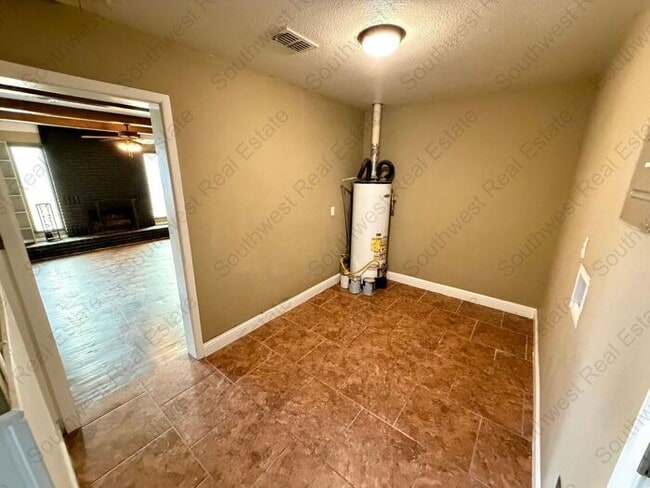 Building Photo - Spacious 3 bedroom 2 bath home