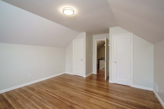 Building Photo - PET FRIENDLY Super Cute Craftsman Home 3 bedroom 1 Bath with Basement